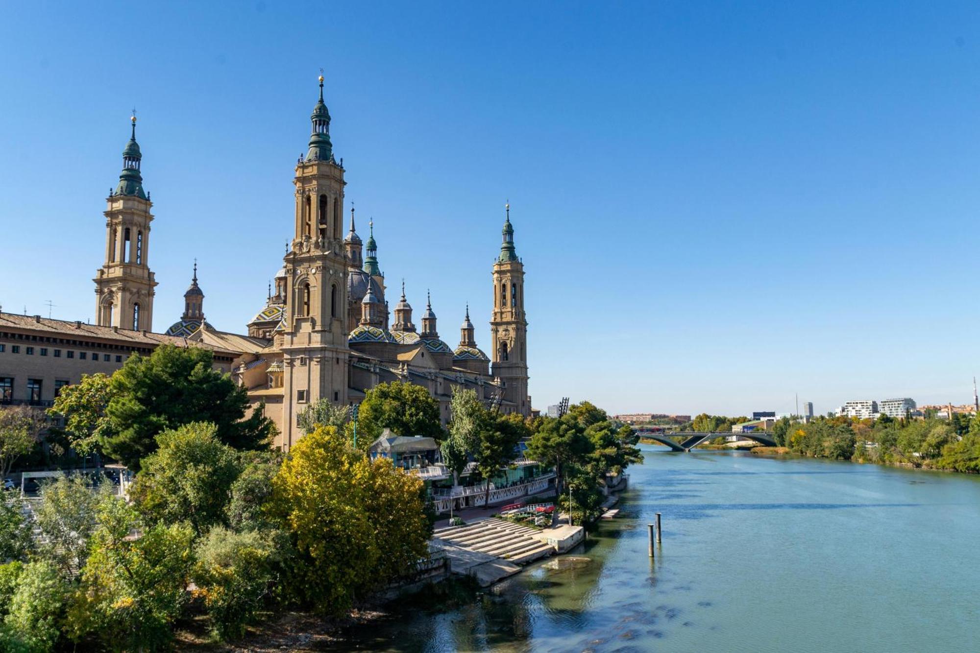 A Orillas Del Pilar Con Parking Zaragoza Exteriör bild